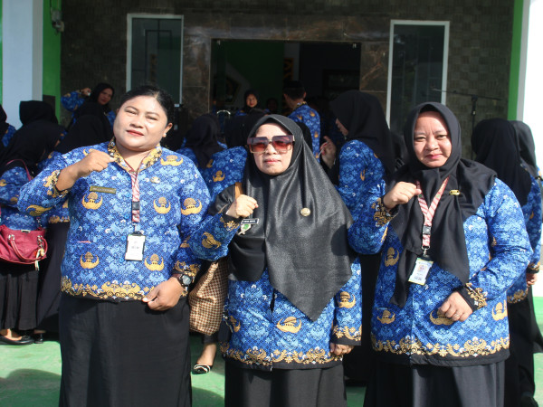 Kepala MTsN 1 Pohuwato bersama Staf Ikuti Apel Korpri Tingkat Kecamatan Paguat